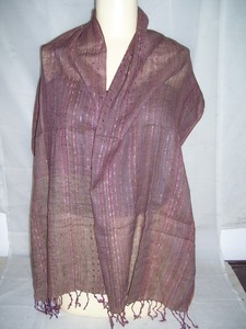 Écharpe longue classique en lurex rayé léger pour femme, teinte en fil, toutes saisons, usage quotidien, avec bords frangés - Product Image 1