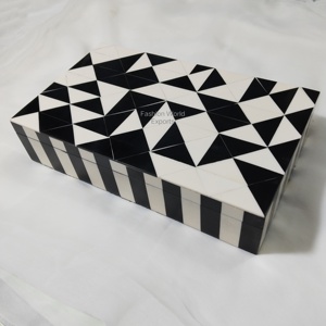 Boîte élégante en résine noire et crème avec motif géométrique, boîte de rangement décorative moderne faite à la main pour les essentiels de la coiffeuse - Product Image 5