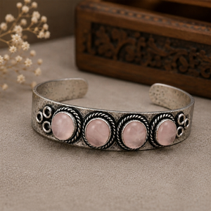 Bracelet ouvert unisexe en laiton plaqué or/argent fait main, style vintage tribal, motif Rosy Crest Rose Quartz, cadeau de bijoux - Product Image 5