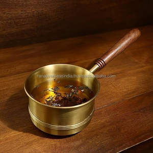 Poêle à thé en laiton au design moderne avec poignée en bois pour faire bouillir le thé, le café, le lait et cuisiner - Product Image 2