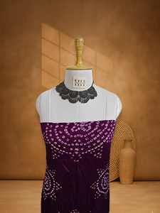 Costume de luxe en pure soie Gajji Chakra Bandhani, fait main pour les mariages et les soirées - Product Image 2