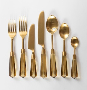 Juego de Cubiertos de Lujo Dorados con Mangos de Resina Verde, Acabado Espejo, Estilo Americano, Diseño Moderno para Vajilla de Boda, Marca Shah - Product Image 3