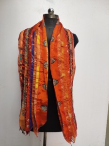 Écharpe en soie orange à imprimé géométrique ethnique, forme carrée, multifonctionnelle, tendance pour femmes, toutes saisons - Product Image 6