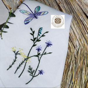 Elegante libélula con flores moradas bordadas en servilletas de lino, que añaden un toque botánico ligero a los momentos de comedor acogedores. - Product Image 5