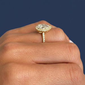 Bague de fiançailles en diamant de laboratoire certifié IGI 2,50 carats VVS2 F, taille poire, halo, or jaune 14K plaqué rhodium, vente en gros pour femmes - Product Image 4