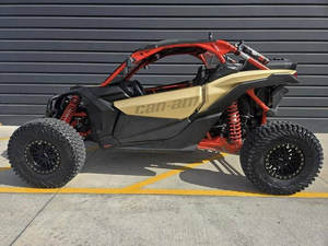 PRESTAZIONI <span class=keywords><strong>TOP</strong></span> 2026 <span class=keywords><strong>Maverick</strong></span> X3 X RS Turbo R Gold & Can-Am Rosso Side By Side PER ADULTI - Product Image 1