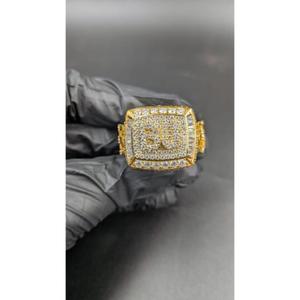 Anillo de Hip Hop Personalizado con Moissanita, Chapado en Oro Amarillo sobre Plata 925, Anillo de Diamantes Brillantes para Hombre con Claridad VVS - Product Image 1
