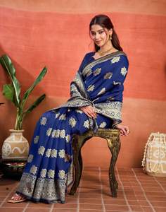 Sari en soie bleue avec broderie florale dorée, tenue traditionnelle indienne pour mariage et fête, longueur au sol, tenue ethnique pour femme - Product Image 5