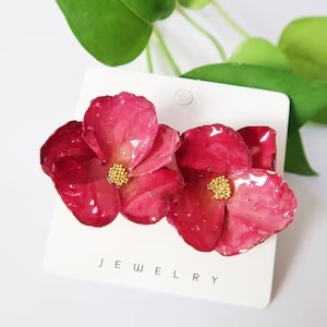 Chaque paire de boucles d'oreilles est soigneusement fabriquée en résine de haute qualité et en roses. La résine transparente de HWC. - Product Image 4