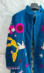Veste de luxe en velours bleu style bohème, avec broderies colorées d'oiseaux et de fleurs, manteau long en velours brodé à la main style Suzani - Product Image 6