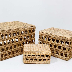 Boîte de rangement rustique en jacinthe d'eau naturelle tressée à la main avec couvercle, ensemble - Product Image 1