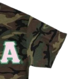 Camiseta AKA Camo Tee Verde Marrón con Cuello Redondo y Letras Bordadas en Rosa y Verde, Ropa Casual para Hermandades - Product Image 3