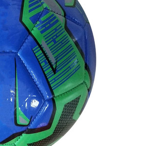 Superficie híbrida de fútbol de alta calidad que absorbe los impactos, agarre cómodo, fútbol híbrido perfecto para práctica en equipo. - Product Image 5