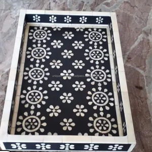 Bandeja Rectangular Decorativa de Madera Artesanal Premium con Incrustaciones de Hueso a Cuadros Marrones y Blancos y Asas de Latón - Product Image 2