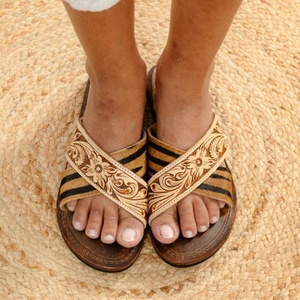 รองเท้าแตะหนังวัวแท้สำหรับผู้หญิงดีไซน์วินเทจคุณภาพสูงสำหรับกลางแจ้ง - Product Image 1