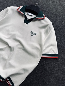 เสื้อโปโลแขนสั้นสีขาวคุณภาพพรีเมียมสำหรับผู้ชาย ปักลายไม้เทนนิสไขว้ คอวี ผ้าฝ้ายอ๊อกซ์ฟอร์ด - Product Image 2