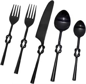 Ensemble de couverts en métal au fini élégant pour la décoration contemporaine des restaurants et salles à manger - Product Image 4