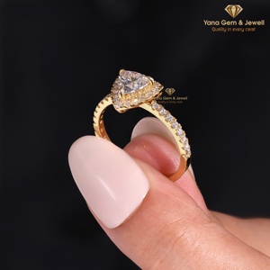 แหวนรูปทรงสามเหลี่ยมสวยงามสำหรับผู้หญิง น้ำหนัก 1.00 กะรัต ทองคำแท้ 14K เพชร CVD ผลิตในห้องปฏิบัติการ รับรองโดย IGI สี E ความสะอาด VVS2 - Product Image 4