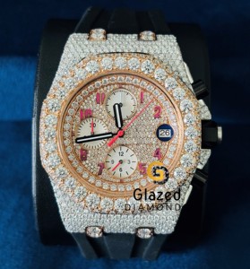 Reloj de Lujo Personalizado para Hombre con Esfera de Dos Tonos, Adornado con Diamantes Moissanite con Claridad VVS, Correa de Goma Negra - Product Image 4