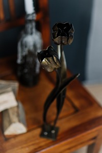 Sculpture de tulipe en fer, figurine de fleur en métal faite à la main, idéale pour la maison, le bureau et les événements, centre de table décoratif - Product Image 3