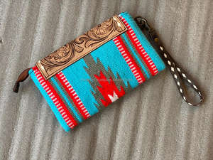 Pochette en cuir usiné aztèque faite à la main élégante femmes couverture de selle portefeuilles en cuir pochette de bracelet en cuir usiné de haute qualité - Product Image 5