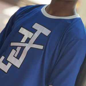 Camiseta Ringer Azul Rey para Hombre con Cuello y Mangas en Contraste Blanco, Logotipo Bordado en Chenille Personalizado, Algodón, Suministro al por Mayor OEM - Product Image 6