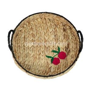 Plateau tissé en jacinthe d'eau naturelle, panier de service écologique fabriqué à la main, rangement décoratif, bord noir, broderie de fraises - Product Image 1
