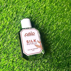 Perfume para Mujer de 50 ml, Botella de Vidrio Transparente Facetada, Tapa Blanca, Fragancia Floral Aromática de Larga Duración, Spray Silk Petalia Eau de Parfum - Product Image 1