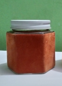 เทียนหอมในโถหนังลายหนังจระเข้สีดำพร้อมฝาโลหะ - Product Image 2