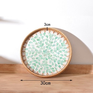 Plateau rond de service en nacre et en rotin fait à la main avec soin par Thien Thanh, grossiste vietnamien - Product Image 3