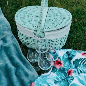 Cesta de Picnic Ovalada de Mimbre Verde Menta con Asa, Cesta de Almacenamiento de Alimentos Tejida a Mano Estilo Vintage, Forro de Tela Blanca, para Campamento al Aire Libre - Product Image 3