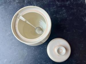 Tarro de Almacenamiento Clásico Esmaltado a Mano con Tapa, Silueta Curva Suave, Elegante Organizador de Encimera, Guarda Alimentos Atemporal para Cocina - Product Image 2