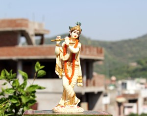 Nirmala Handicrafts - Estatua de Resina Hecha a Mano del Dios Krishna |   Flauta del Ídolo de Krishna |   Diseño Tradicional |   Hindú |   Diwali | - Product Image 6