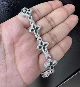 กำไลข้อมือรูปโคลเวอร์ประดับเพชร VVS มอยส์ซาไนต์ แซฟไฟร์สีเขียว เงินแท้ 925 ชุบทอง สำหรับผู้หญิง แฟชั่นฮิปฮอป - Product Image 5