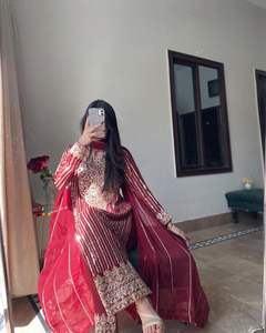 Ensemble de salwar kameez en georgette lourde, magnifique et élégant, de style indien et pakistanais, pour fêtes ethniques, mariages, tenues traditionnelles et décontractées, ou comme tenue de boutique. - Product Image 1