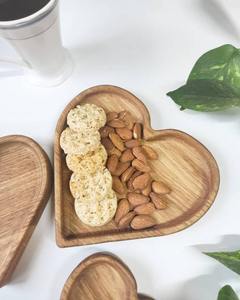 Bandeja de madera ecológica hecha a mano para presentación de alimentos en la cocina y comedor por madiha Art and Craft. - Product Image 1