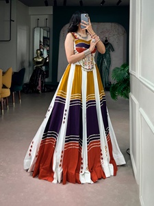 Tela de rayón suave adornada con trabajo de espejos y acabado de encaje Gota Patti con borlas, especial para Navratri, lehenga lista para usar. - Product Image 4