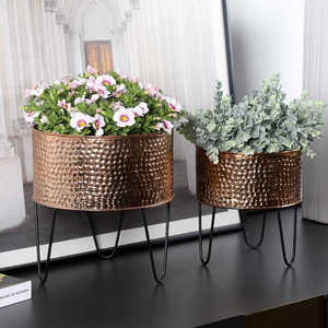 Ensemble de 2 pots de fleurs en cuivre martelé avec support en fer pour la décoration de la maison, du jardin et du sol, écologiques, durables, légers et biodégradables - Product Image 2