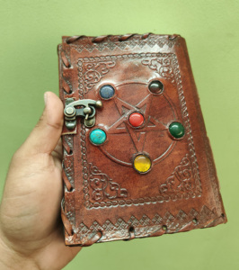 Journal en cuir vintage fait main avec pentagramme et pierres de guérison, cadran à cadenas antique, carnet de notes en cuir artisanal de qualité supérieure, journal occulte - Product Image 1
