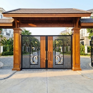Puerta Batiente Metálica de Estilo Europeo con Acabado en Grano de Madera, Recubrimiento en Polvo Resistente para Exteriores, Uso en Villas, Fácil Instalación - Product Image 1