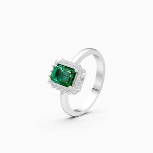 Bague de fiançailles unique en or rose, blanc et jaune 9 carats avec halo de diamants vert émeraude taillés et un diamant de laboratoire de 0,18 ct - Product Image 3