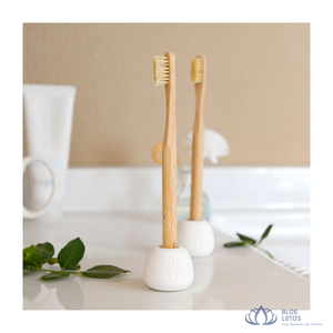 Brosse à dents BEST-SELLER Blue Lotus Farm à poils moyens, réutilisable, format voyage, naturelle, écologique, pour soins bucco-dentaires, vente en gros - Product Image 1