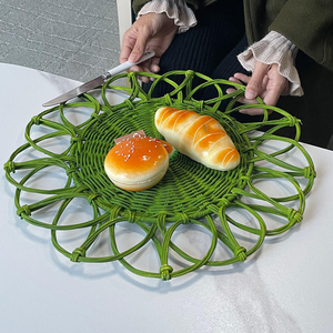Mantel de mesa de alta calidad estilo clásico con diseño floral, hecho a mano con mimbre trenzado, resistente al calor, hecho en Vietnam. - Product Image 1