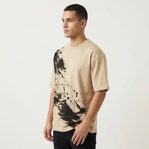 T-shirt streetwear beige neutre pour homme avec art abstrait à l'encre noire et design graphique contemporain - Product Image 3