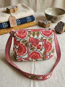 Sac fourre-tout vintage en coton matelassé brodé à la main, écologique, motif floral, sac de voyage à bandoulière, sac de week-end avec fermeture éclair - Product Image 1