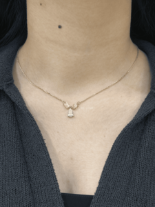Collier de luxe en or rose 14 carats avec diamant de laboratoire taille poire certifié IGI 1,65 ct, design nœud, serti à griffes, pierres latérales marquise pour - Product Image 1