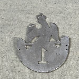 Cette pièce de collection vintage est une plaque shako argentée, ornée d'un aigle couronné sur un emblème numéro 1. - Product Image 2