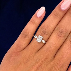 Anillo de Compromiso de Oro Blanco de 14K con Diamante Cultivado en Laboratorio de Corte Esmeralda de 1.20 CTW y Piedras Laterales en Forma de Pera para Mujer - Product Image 3