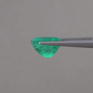 Esmeralda Verde Natural 100% Certificada por IGI, Corte Octogonal de 5.35 Quilates, 11x9mm 7.5mm, Tallada a Mano, Pulida, Encerada/Aceitada, Excelente Claridad - Product Image 2