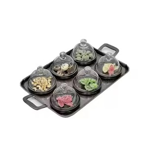 Plateau de service rectangulaire en métal noir mat avec 6 cloches en verre pour fruits secs, noix et amuse-gueules - Product Image 1
